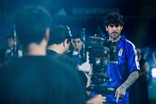 Melendi, en la grabación del himno del centenario del Real Oviedo (Foto: RO).