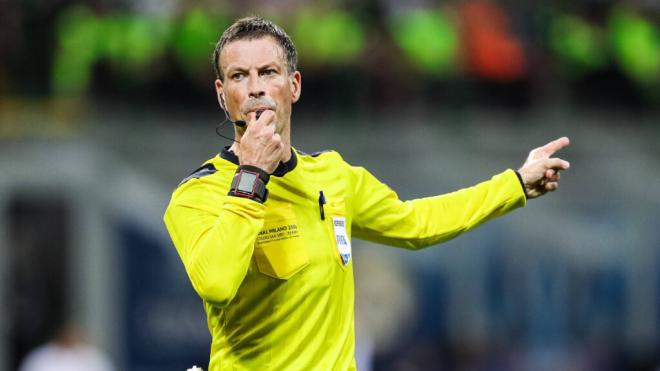 Mark Clattenburg arbitrando un partido (Cordon Press)