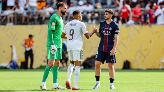 Mbappé saludando a sus excompañeros (Cordon Press)