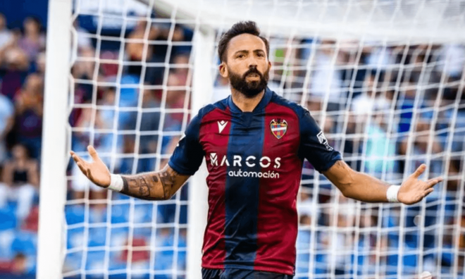 Morales celebra un gol con el Levante
