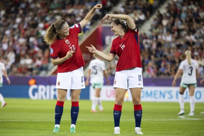 Signe Gaupset y Elisabeth Terland celebran un gol en el Noruega-Islandia (Foto: EFE).