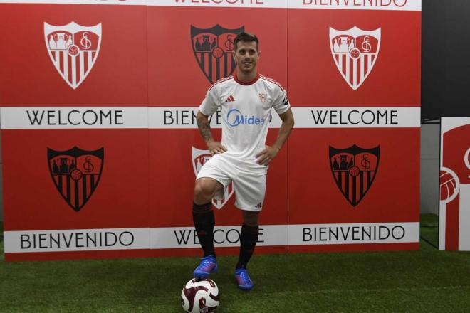 Alfon, en su presentación con el Sevilla (Foto: Kiko Hurtado).