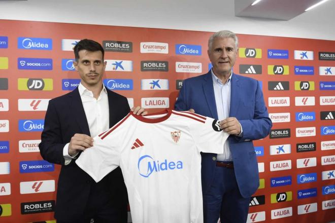 Alfon y Antonio Cordón, en la presentación del jugador (Foto: Kiko Hurtado).