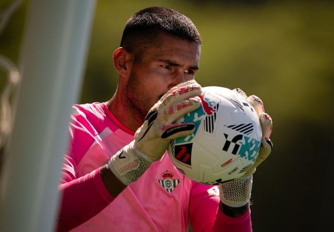 Fran Vieites, en el primer entrenamiento de pretemporada del Betis (Foto: RBB).