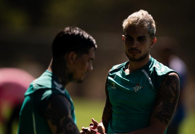 Marc Bartra y Chimy Ávila, en el primer entrenamiento de pretemporada del Betis (Foto: RBB).