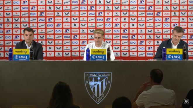 Robert Navarro, durante su presentación con el Athletic.