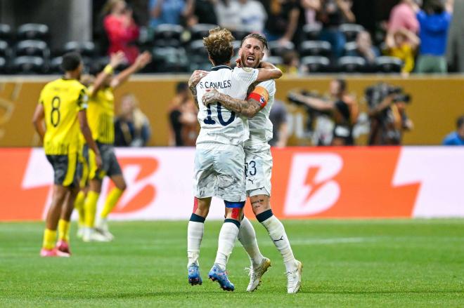 Canales y Sergio Ramos celebran un gol del Rayados en el Mundial de Clubes (Foto: Cordon Press).
