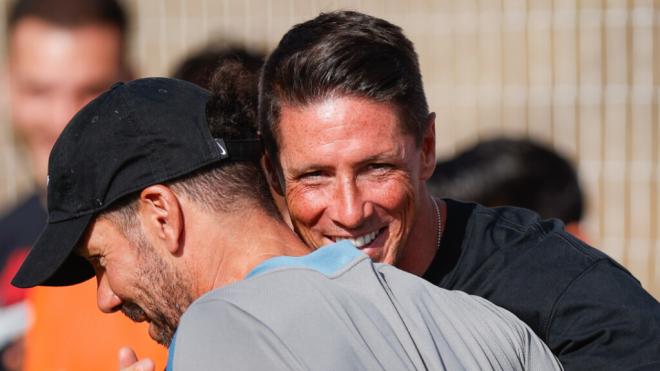 Fernando Torres y Simeone se abrazan en Los Ángeles de San Rafael ('X' Atleti)
