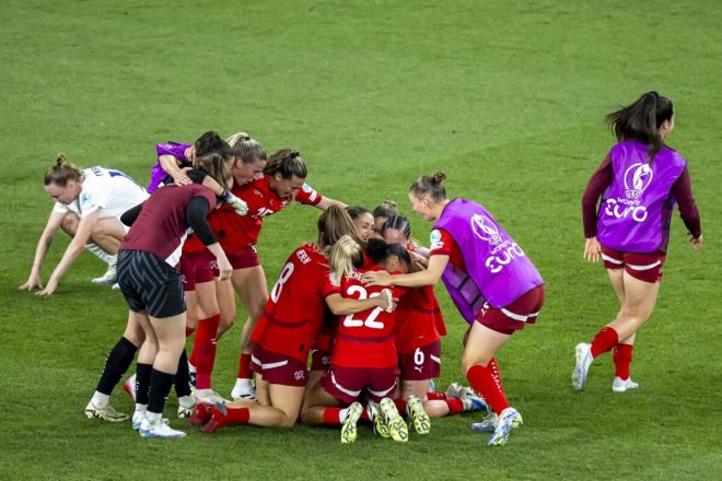 Las jugadoras de Suiza celebran el triunfo ante Finlandia (Foto: EFE).