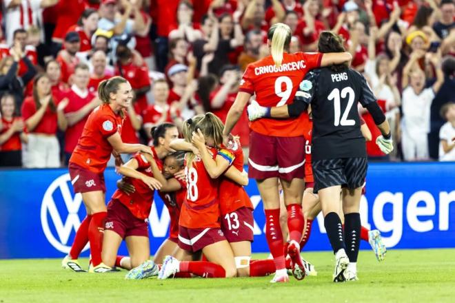 Las jugadoras de Suiza celebran el triunfo ante Finlandia (Foto: EFE).