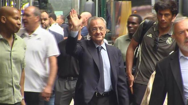Florentino Pérez saluda a la salida del hotel (Foto: ElDesmarque)