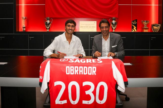Rafael Obrador, en su presentación como nuevo jugador del Benfica (Foto: Benfica)