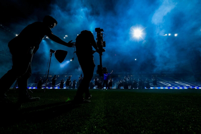 Melendi graba el nuevo himno en el Carlos Tartiere. (Foto: Real Oviedo)