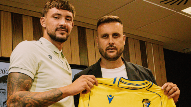 Bojan Kovacevic, en su presentación con el Cádiz junto a Juan Cala (Foto: CCF).