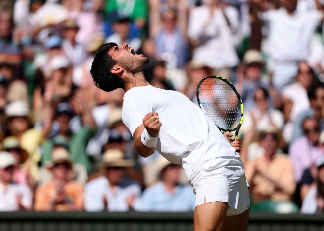Carlos Alcaraz celebra su triunfo ante Taylor Fritz en Wimbledon 2025 (Foto: Cordon Press).