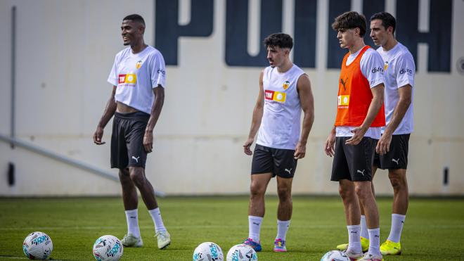 Carlos Corberán ya tiene a Cristhian Mosquera y Javi Guerra para su primer cara a cara (Foto: Vale