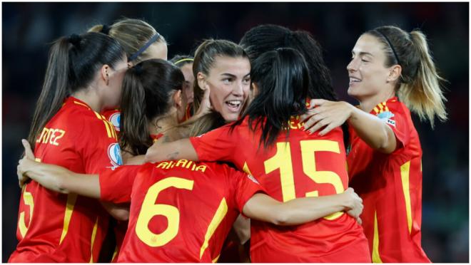 España celebra el pase a cuartos como primera. (EFE)