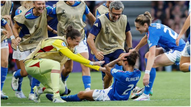 Italia celebra el gol de Oliviero. (EFE)