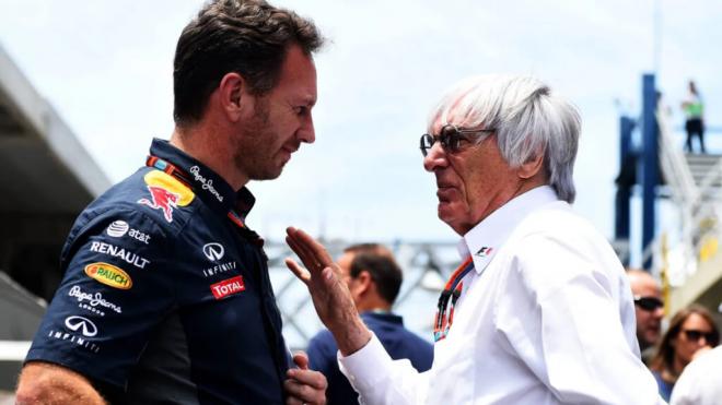 Bernie Ecclestone realiza una llamada en el 'paddock'.