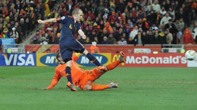 Andrés Iniesta dispara a puerta en el gol del triunfo de España (foto: Cordon Press)