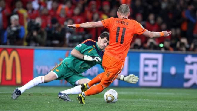 Iker Casillas ataja un balón ante Arjen Robben en el Países Bajos-España (foto: Cordon Press).