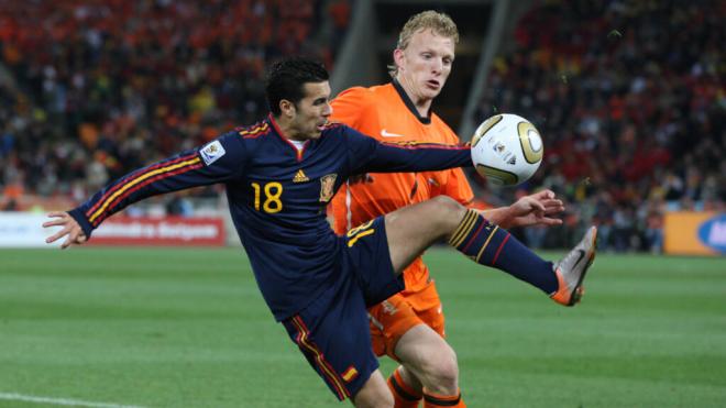 Pedro, ante Dirk Kuijt en la final del Mundial (foto: Cordon Press)