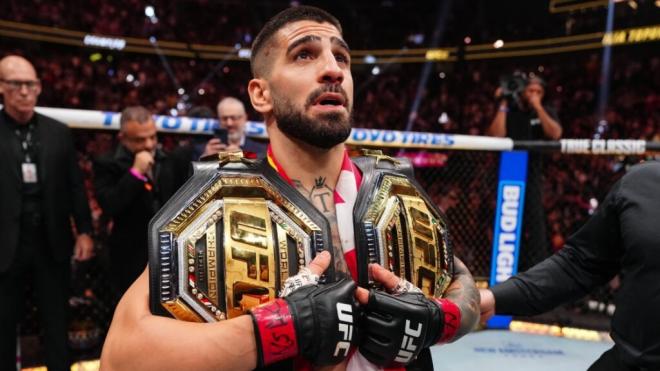 Ilia Topuria con sus dos cinturones de la UFC (Europa Press)