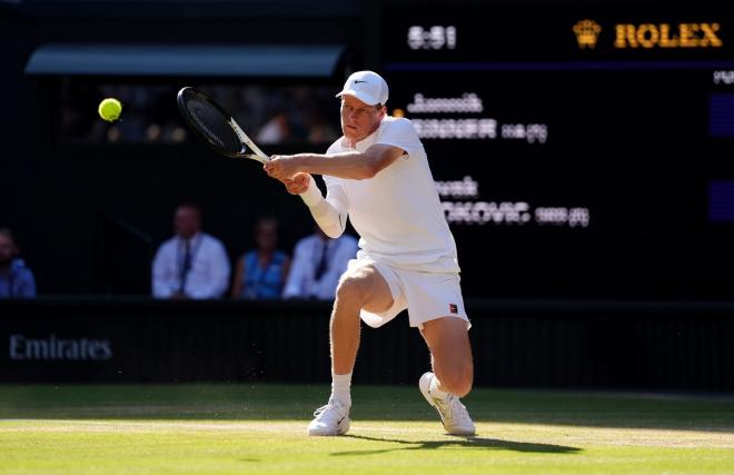 Jannik Sinner golpea ante Novak Djokovic en Wimbledon 2025 (Foto: Europa Press).