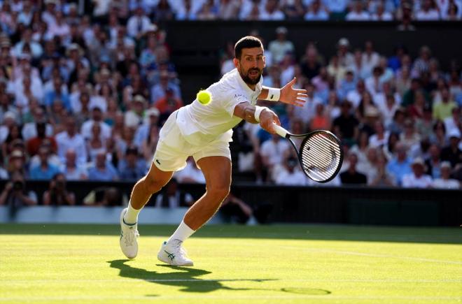 Novak Djokovic busca un golpeo ante Jannik Sinner en Wimbledon 2025 (Foto: Europa Press).