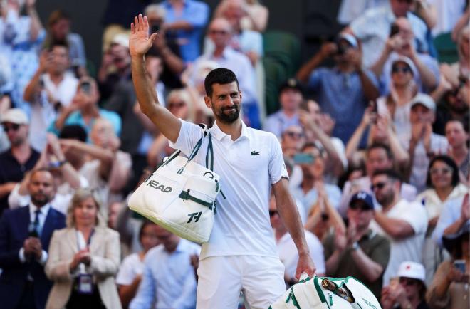 Novak Djokovic saluda a la grada tras su derrota en Wimbledon ante Sinner (Foto: Cordon Press).