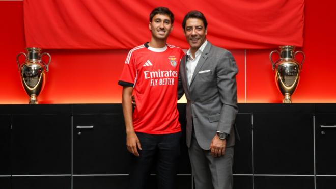 Rafael Obrador, en su presentación como nuevo jugador del Benfica (Foto: Benfica)