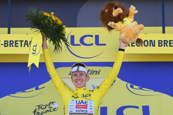 Tadej Pogacar celebra su maillot amarillo en el Tour (Foto: Cordon Press).