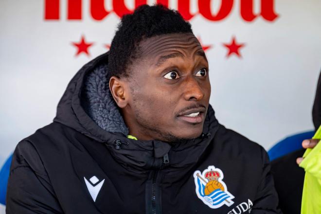 Umar Sadiq, en el banquillo durante un partido de la Real Sociedad (Foto: Cordon Press).