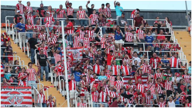 La afición del Athletic Club presente en la grada de Mestalla (Foto: Europa Press).