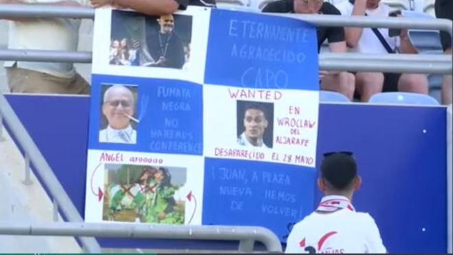 La pancarta de sevillistas mofándose del Betis por su derrota contra el Chelsea.
