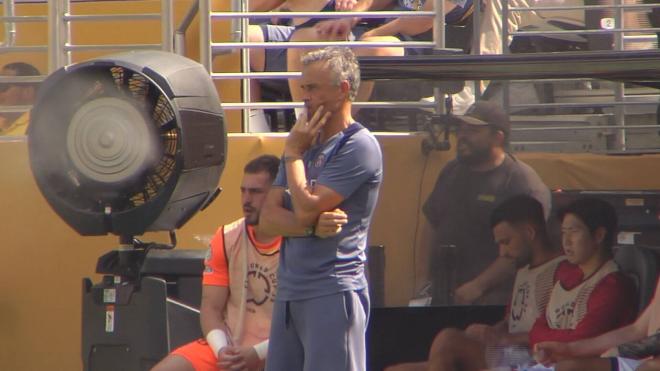 Luis Enrique observa desde el banquillo (Foto: ElDesmarque)