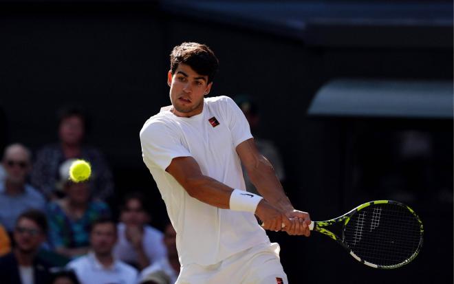 Carlos Alcaraz devuelve un punto a Sinner en la final de Wimbledon (FOTO: Cordón Press).
