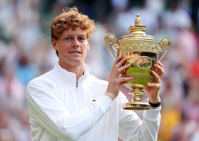 Sinner, con el trofeo de campeón de Wimbledon (FOTO: Cordón Press).