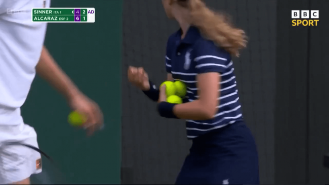 Retiran un tapón de corcho de la pista de Wimbledon.