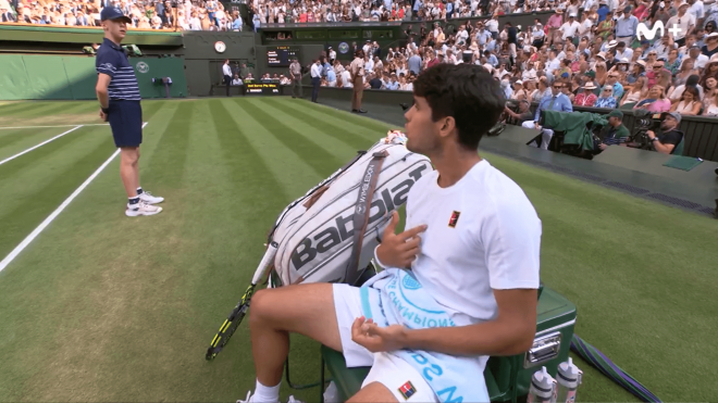 Carlos Alcaraz, desesperado en la final de Wimbledon 2025.