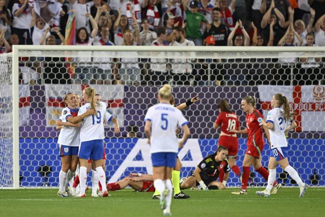 Las jugadoras de Inglaterra celebran uno de los goles contra Gales (FOTO: EFE).