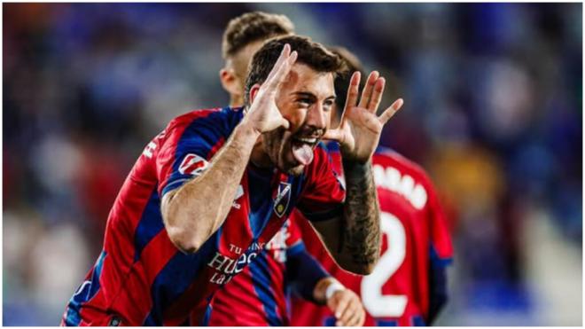 Sergi Enrich celebrando un gol con el SD Huesca. (@enrichsergi)