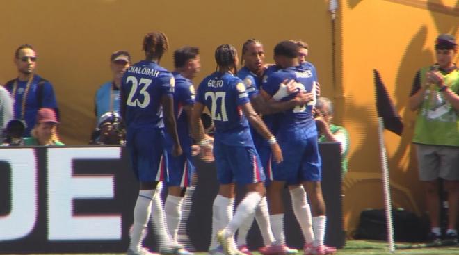 Los jugadores del Chelsea celebran en gol de Palmer (Foto: ElDesmarque)