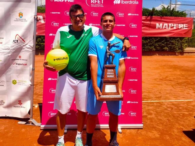 Pepe García, con su premio tras conquistar el doblete en el Campeonato de España.