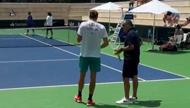 Zverev y Toni Nadal, en una pista de la Rafa Nadal Academy.