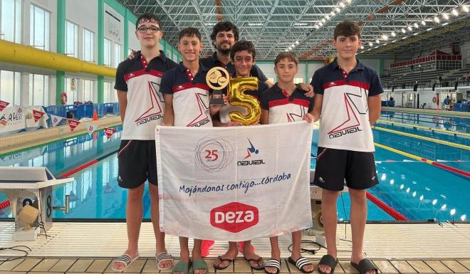 Los deportistas del Navial, tras su gran actuación en el Campeonato de España.