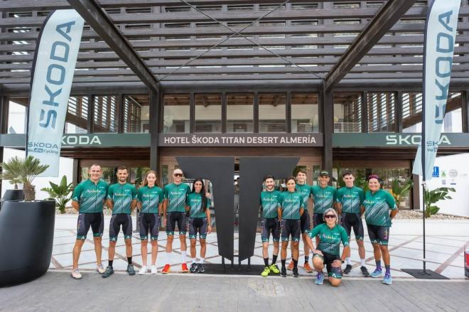 Los doce 'bikers' premiados para participar en la Škoda Titan Desert almeriense.