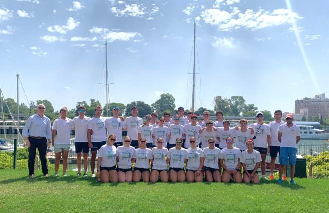 Los deportistas representantes de la Federación Andaluza de remo.