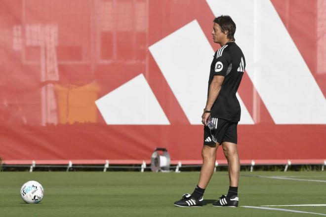 Matías Almeyda, dirigiendo el entrenamiento del Sevilla (Foto: Kiko Hurtado).