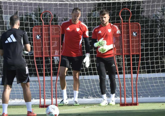 Nyland y Álvaro Fernández, entrenando con el Sevilla (Foto: Kiko Hurtado).
